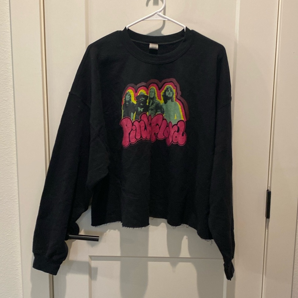 Pink Floyd Sweatshirt. ‎ Gildan.  Bottom of sweatshirt heads been cut off.
